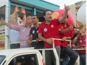 Renan Filho percorre bairros de Maceió realizando caminhadas