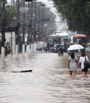 Chuva intensa causa enchentes e paralisa o trânsito em São Paulo