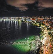 Multidão lota orla da Ponta Verde para apreciar “superlua azul” em Maceió