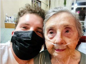 Thiago Fragoso faz homenagem para avó: 'Feliz 97 anos'