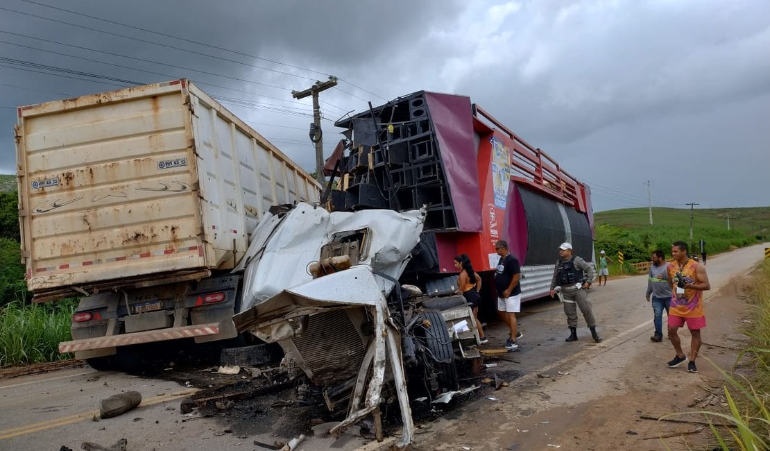 Colisão entre caminhão e trio elétrico deixa uma pessoa morta e duas presas às ferragens na AL-105