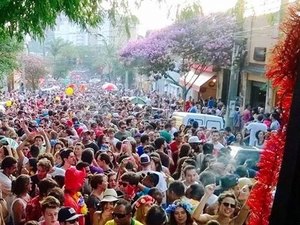 Carnaval 'em casa' é alternativa para economizar no feriado, diz FGV