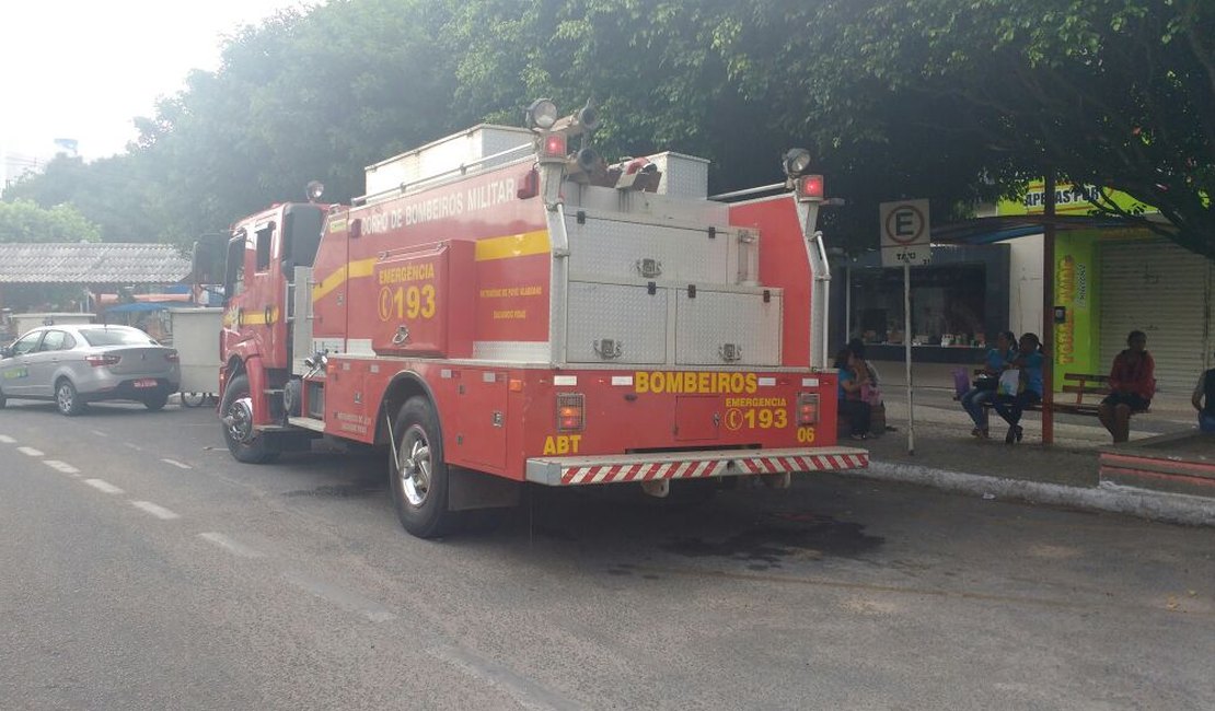 Poste pega fogo e mobiliza Corpo de Bombeiros em Maceió