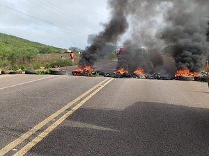 [Vídeo] Moradores de Canapi fecham rodovia em protesto para reivindicar construção de lombadas em frente a escola