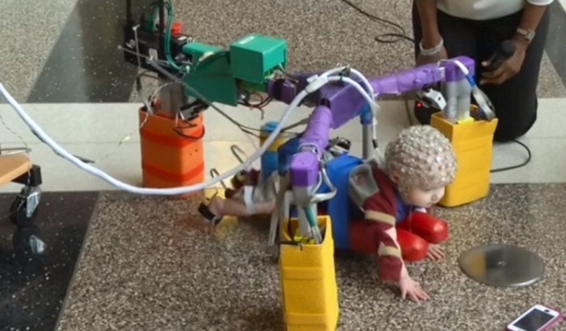 Robô ajuda bebês com risco de paralisia cerebral a engatinhar