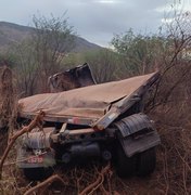 Homem fica ferido após caminhão capotar na Serra das Pias, em Palmeira dos Índios