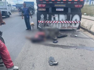 Motociclista morre após colidir contra carreta no bairro Canafístula em Arapiraca