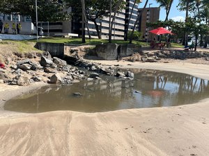 Praia da Ponta Verde é alvo de despejo irregular de esgoto residencial, em Maceió