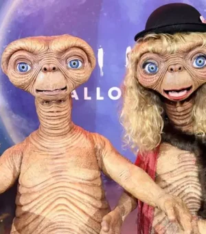 Heidi Klum aparece irreconhecível com fantasia de E.T. para o Halloween e revela que usou fralda