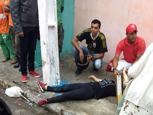Mulher colide moto em poste e fica ferida em Palmeira dos Índios