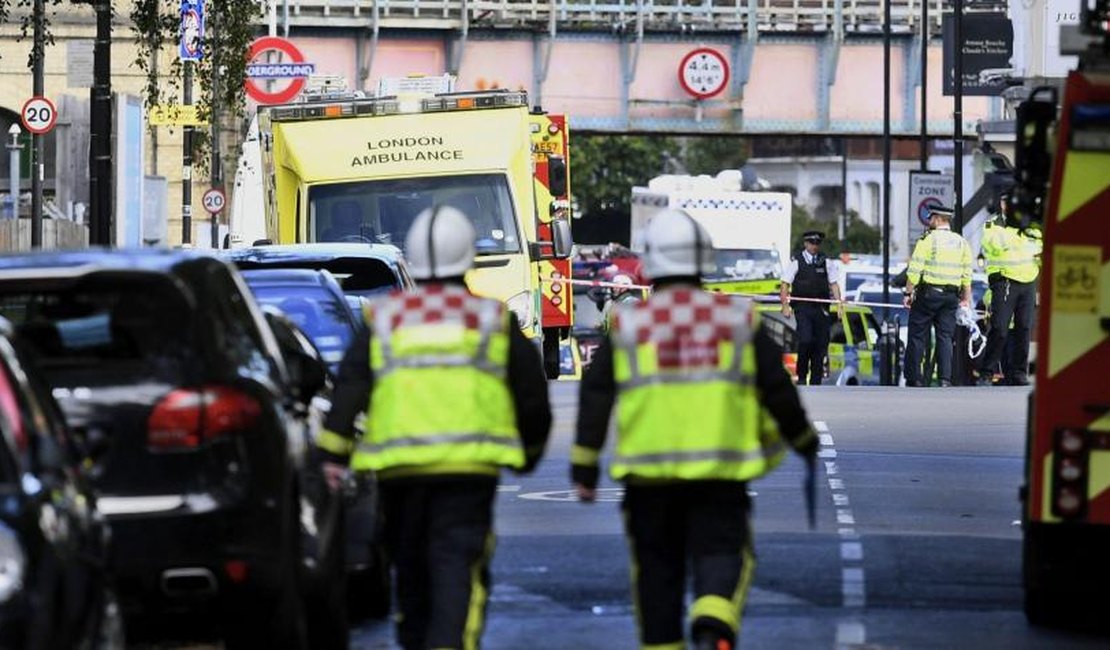 Explosão em metrô de Londres deixa feridos; polícia trata incidente como terrorismo