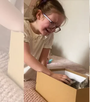 Menina tem reação surpreendente ao ganhar gatinha e vídeo emociona