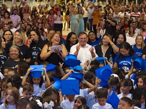 Prefeitura realiza sonho de centenas de famílias em primeira noite da formatura do ABC em Arapiraca