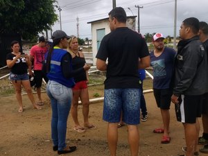 Fiscalização notifica ambulantes irregulares no Benedito Bentes