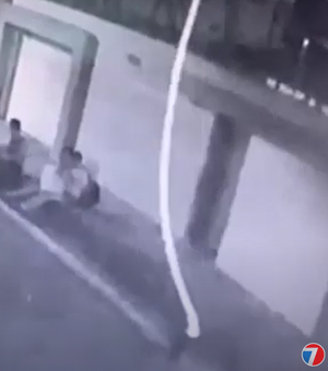 [Vídeo] Dois casais arrombam porta de residência, agridem idosa e roubam duas TVs em Arapiraca