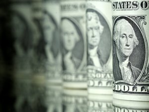 Após caso de covid-19 no Brasil, dólar dispara e fecha a R$ 4,444