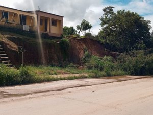 [Vídeo] Moradores de encosta temem deslizamento de barreira no bairro Ouro Preto