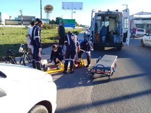 Ciclista é atingido por carro na rotatória da AL 110, em Arapiraca 