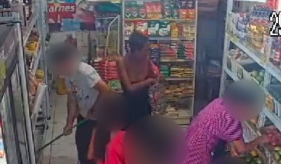 [Vídeo] Câmera flagra mulher furtando produtos em mercado de Maceió