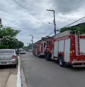 Corpo de Bombeiros combate incêndio em residência e socorre idoso em Arapiraca