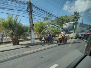 Trânsito em avenida na Cruz das Almas fica lento após ônibus quebrar