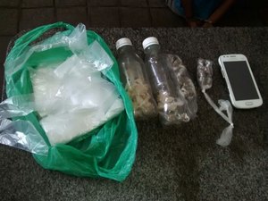 Polícia apreende dois menores e prende jovem com drogas e arma de fogo
