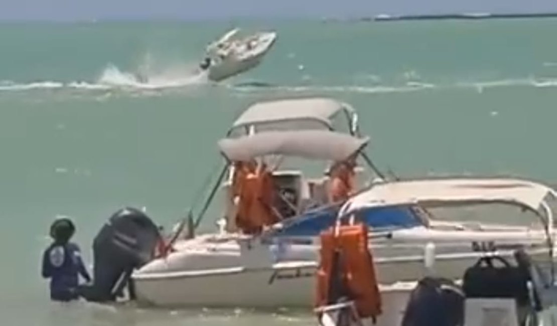 [Vídeo] Lancha desgovernada bate em jet ski  em Maragogi
