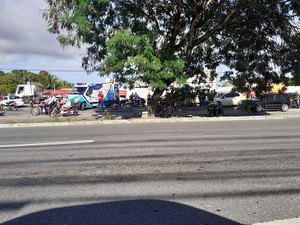 Mulher morre após colisão entre motocicleta e carro na BR-104, em Maceió