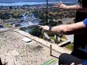 Bolsonaro usa helicóptero para sobrevoar manifestação na Esplanada contra STF e Congresso