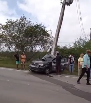 Homem de 39 anos morre após colidir carro contra poste na AL-220