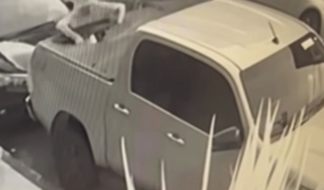 Criminosos cortam capota de caminhonetes para furtar objetos em Maceió
