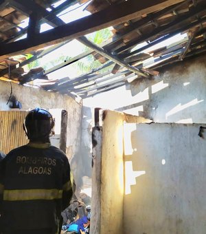Casa pega fogo e tem parte do telhado destruído na zona rural de Arapiraca