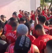 [Vídeo] Insatisfeitos, torcedores do CRB protestam no CT Ninho do Galo