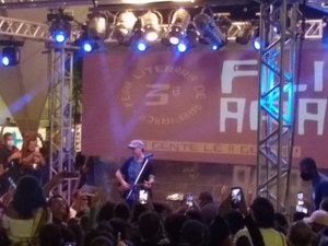 [Vídeo] Shows de Zeca Baleiro e do arapiraquense Ítalo encerram a 3ª Fliara e levam o público ao delírio