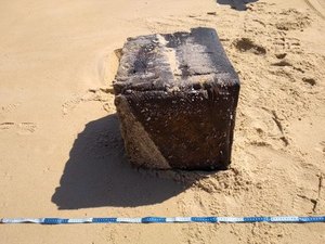 Ex-funcionário de empresa de pneus diz saber o que são as 'caixas misteriosas' que aparecem em praias