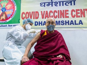 Dalai Lama é vacinado contra covid-19 e incentiva imunização: 'muito útil'