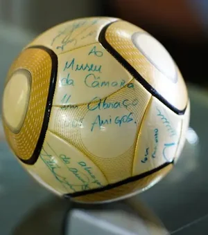 Moraes pede 17 anos de prisão a homem que furtou bola assinada por Neymar