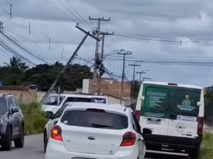 Van colide contra poste após passar por redutor de velocidade em Arapiraca