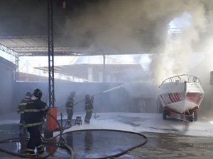 [Vídeo] Incêndio destrói lancha que estava dentro de marina, em Marechal
