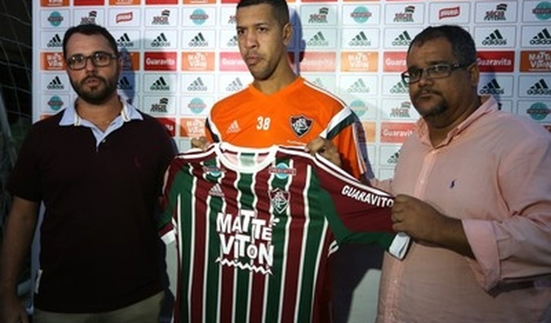 Fluminense apresenta zagueiro Antônio Carlos como reforço