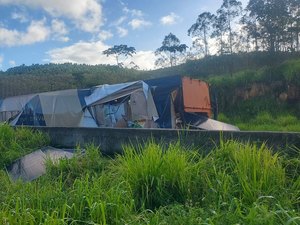 Tombamento de carreta deixa feridos e carga é saqueada na BR-101, em Messias