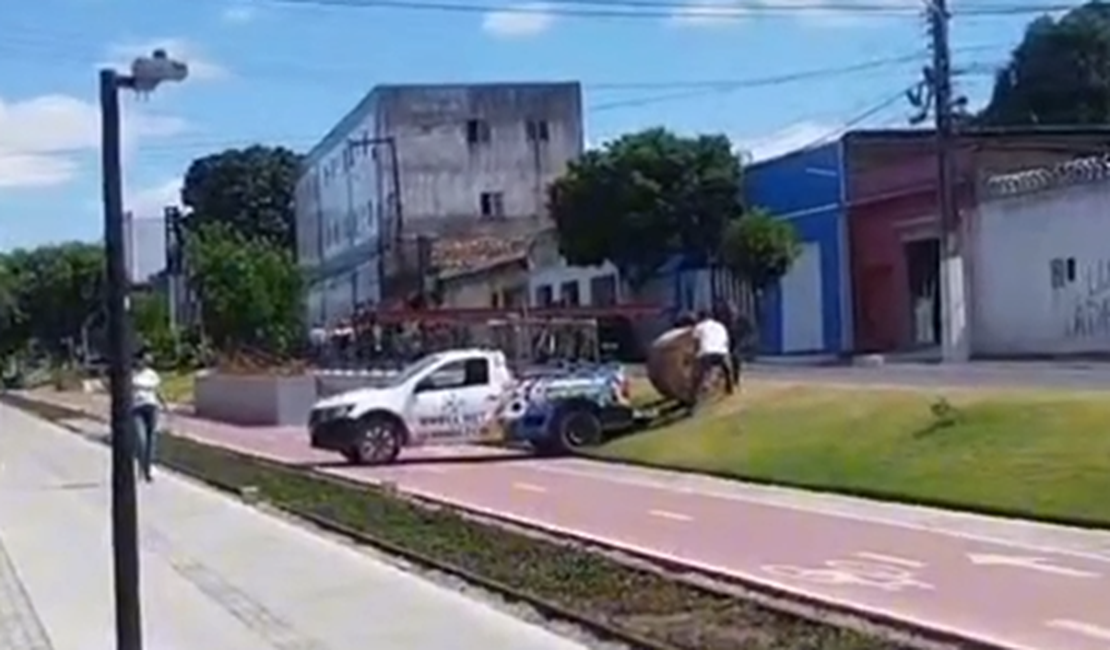 [Vídeo] Carro de empresa estacionado em trecho da Ciclovia do Trabalhador causa indignação em Arapiraca