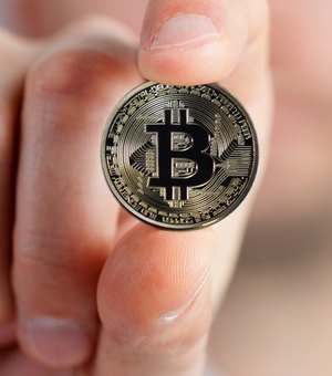 Bitcoin tem forte queda após superar US$ 34 mil pela primeira vez