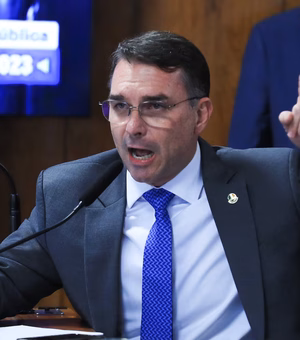 Justiça manda X identificar perfis que ligam Flávio Bolsonaro ao crime organizado