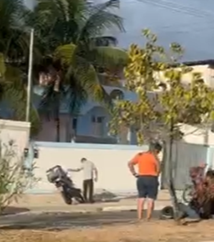 Motociclista fica ferido após colisão com carro de luxo em avenida de Maceió