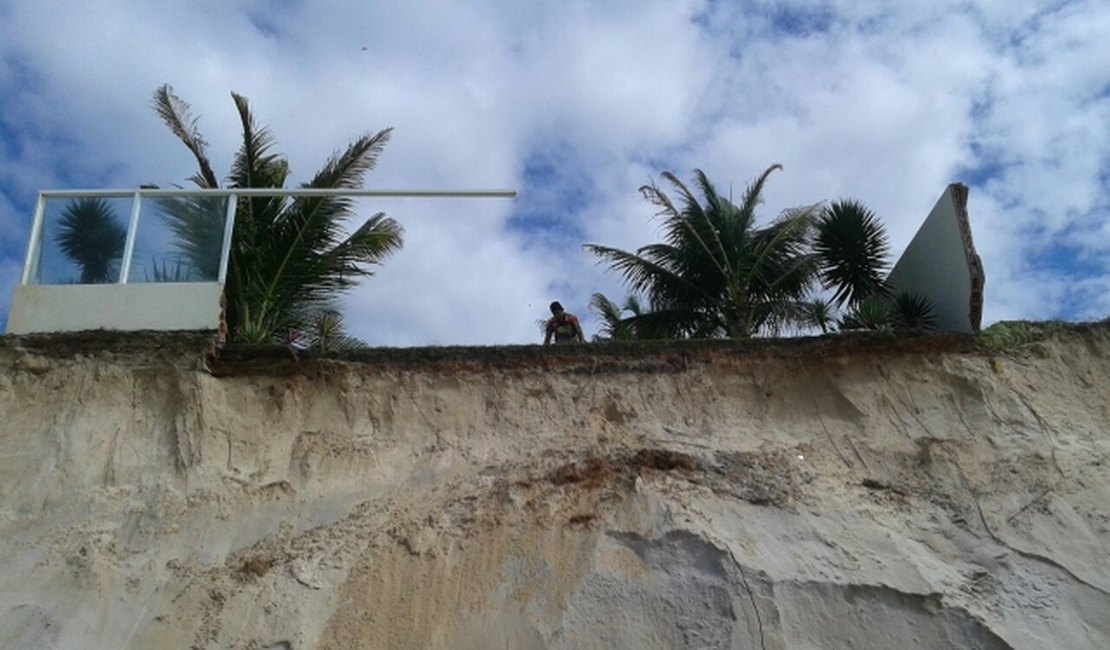 Ressaca do mar  derruba parte de imóveis na Barra de São Miguel