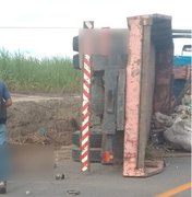 Homem morre após caminhão tombar na AL-420, em Roteiro