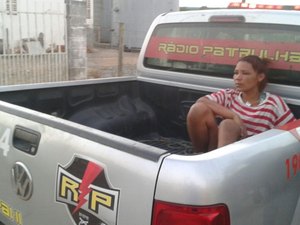 Mulher embriagada quebra tudo dentro de casa e é detida pela polícia