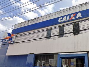 Homem é socorrido após levar choque elétrico em estacionamento de agência bancária