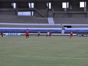 Em treino no Rei Pelé, técnico do CRB prioriza trabalhos táticos e ofensivos